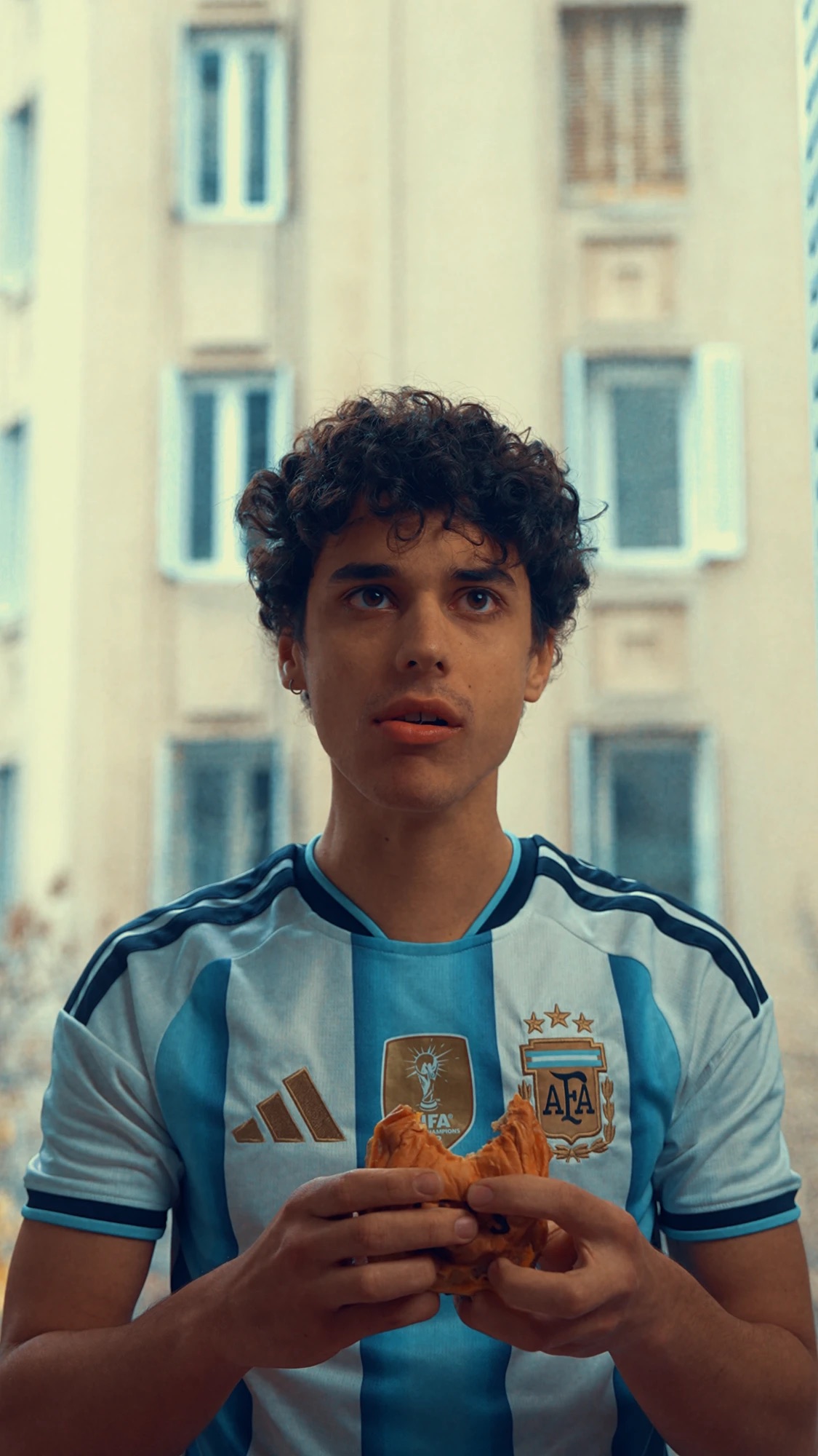Campaña Álbum TFTS Mundial: hincha con la camiseta argentina comiendo, después del color grading