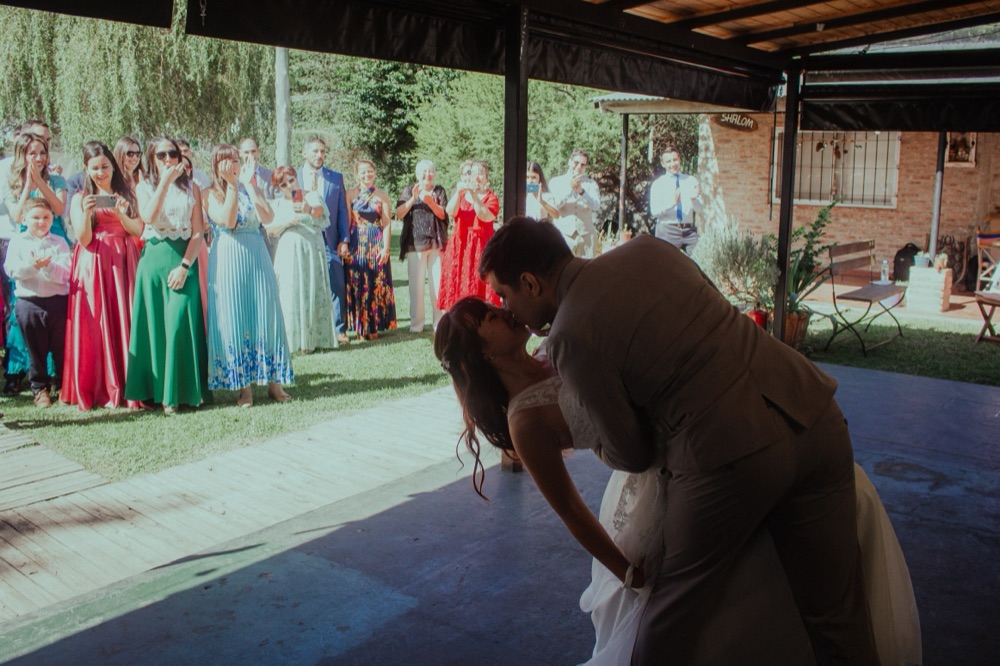 Giuliano inclina a Agus en el primer baile frente a los invitados