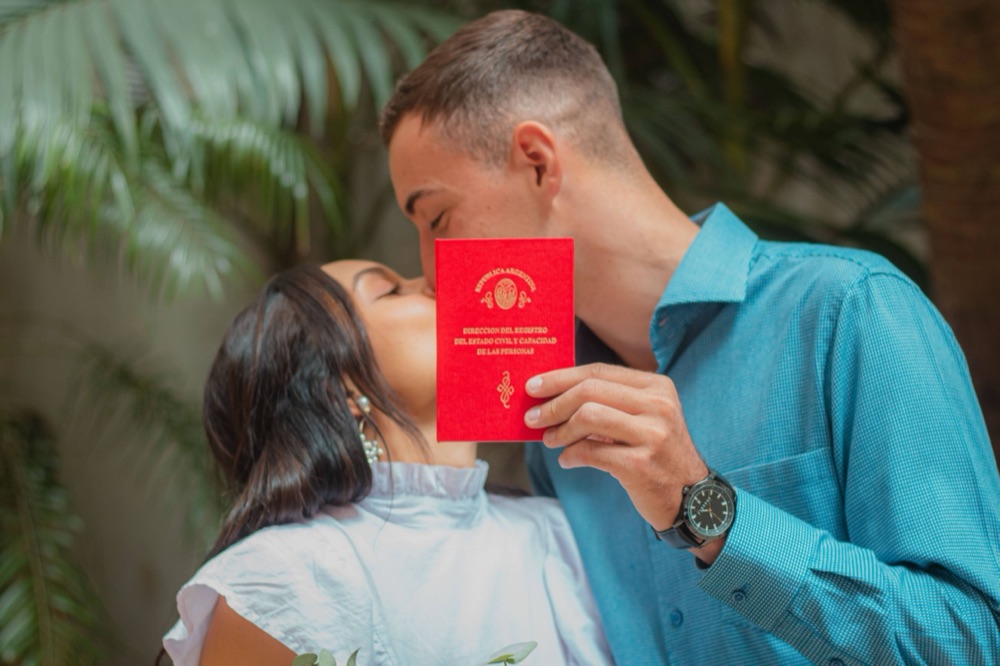 Ángel y Heloisa se besan detrás de la libreta roja