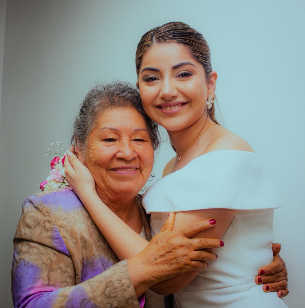 Ivana abraza a su abuela el día del civil