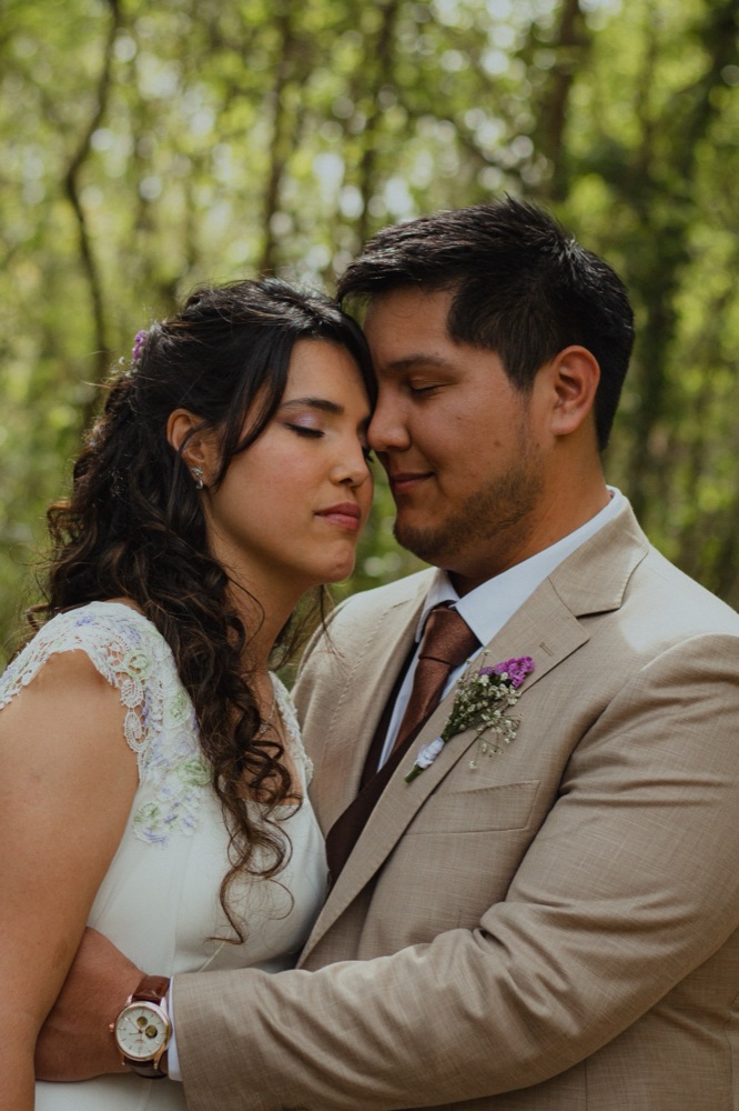 Mariano y Silvi abrazados con los ojos cerrados