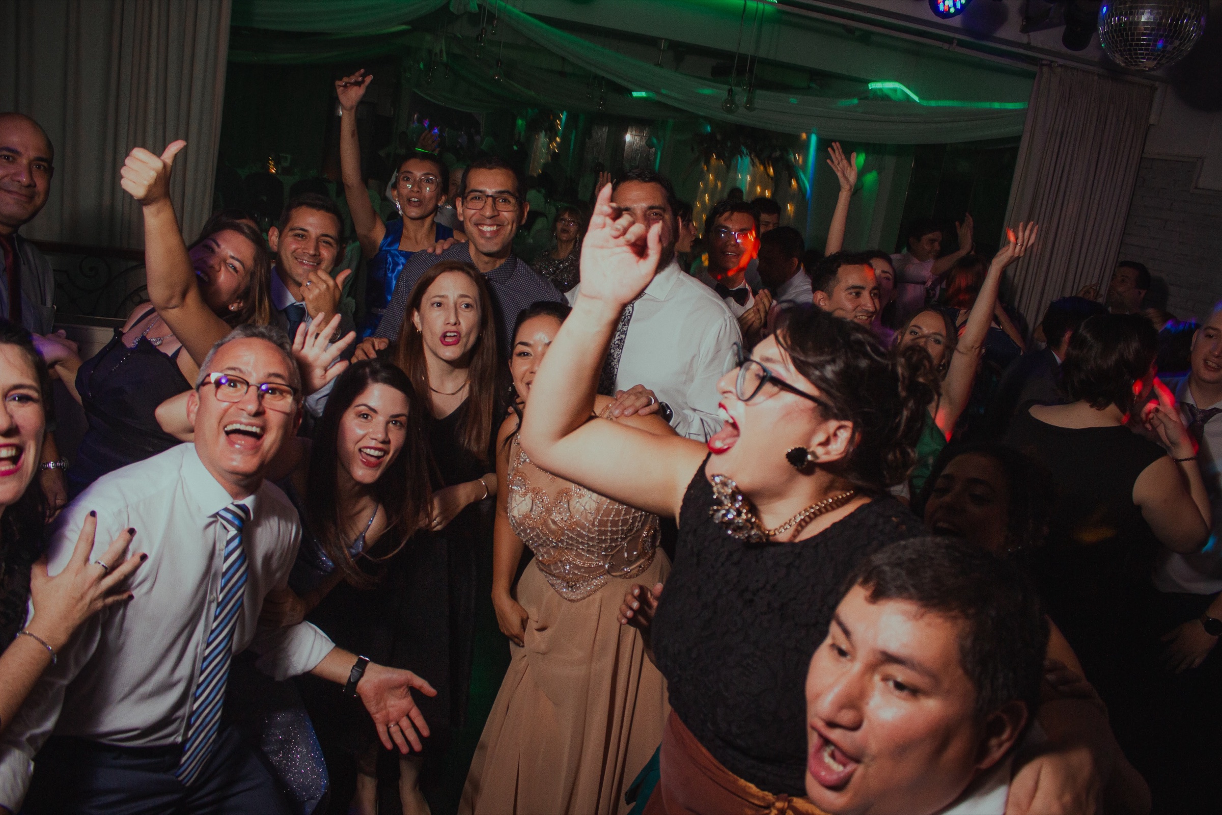 Invitados celebrando en la pista de baile